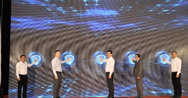 Delegates launch the portal for receiving contest entries. (Photo: Organising Committee)