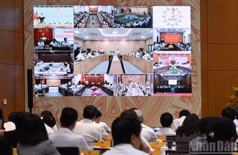 A view of the Government's regular meeting for June and teleconference with local authorities on July 4 (Photo: NDO)