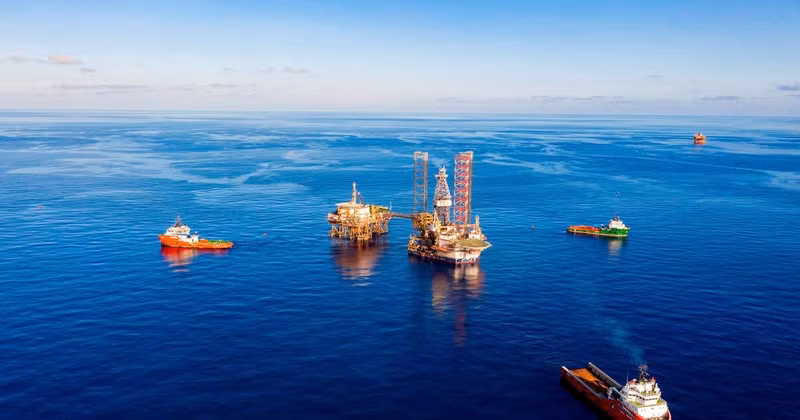 The positioning of a jack-up rig at an offshore oil and gas drilling site. (Photo: PVN)