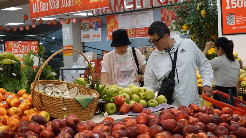 International tourists shop at Lotte Mart supermarket in Da Nang. (Photo: VNA)