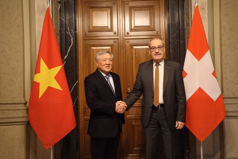 Standing Deputy Prime Minister Nguyen Hoa Binh (L) and Swiss President Guy Parmelin at their meeting in Bern on January 28 (Photo: VNA)