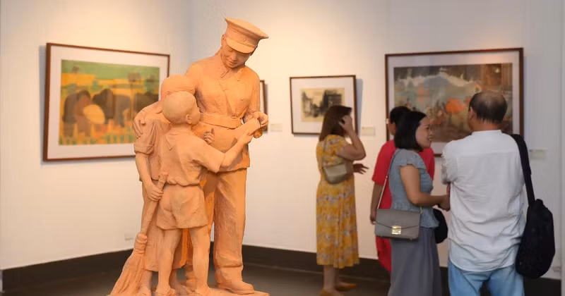 More than 50 outstanding works on national construction are on display at the thematic exhibition “Memories of Unforgettable Years”. (Photo: VNFAM)