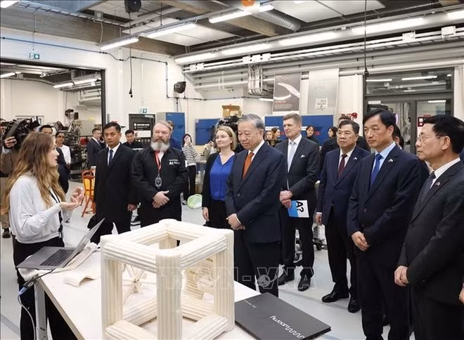 General Secretary of the Communist Party of Viet Nam (CPV) Central Committee To Lam visits the Aalto University prototyping laboratory on October 22 (Photo: VNA)