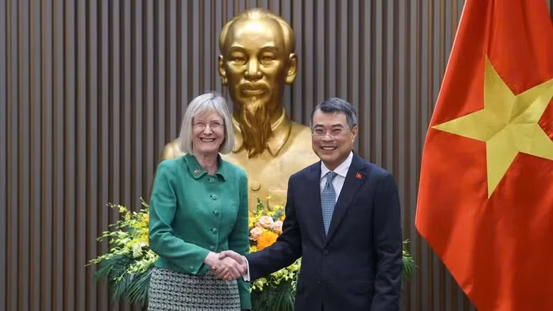 Prime Minister Le Minh Hung (R) and Australian Ambassador Gillian Bird (Photo: VGP)