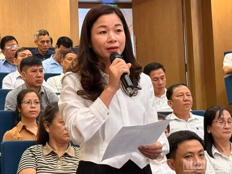 Voters raise their voices at the meeting.