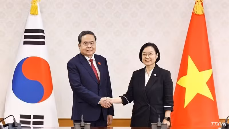 President of the National Assembly Tran Thanh Man (left) and Korean Prime Minister Han Seong Sook at their meeting in Seoul on September 7 (Photo: VNA) 