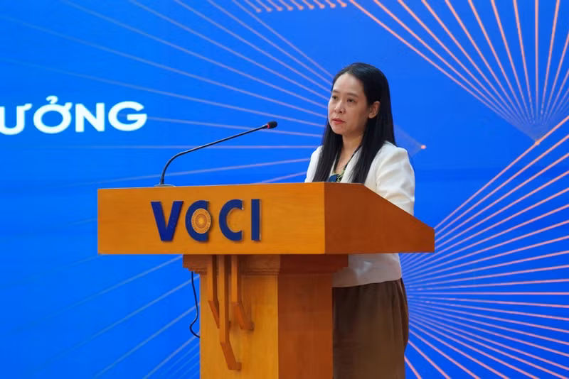 Cao Thi Thanh Lan, a representative of the Department for Tax, Fee, and Charge Policy Management and Supervision under the Ministry of Finance, speaks at the workshop. (Photo: VCCI)