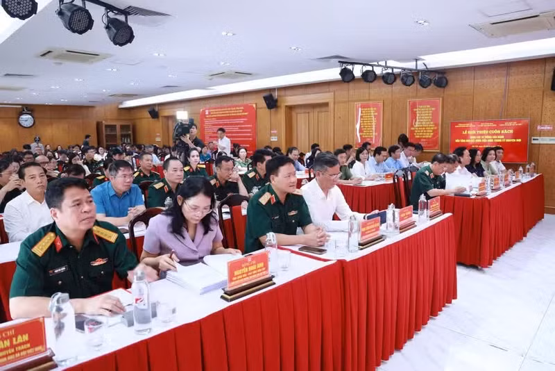 The delegates attend the launching ceremony.