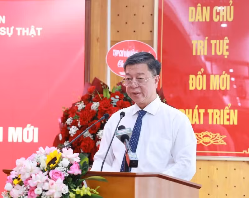 Associate Professor Dr Vu Trong Lam speaks at the ceremony.