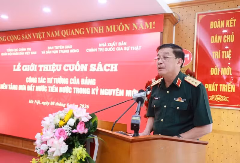 Senior Lieutenant General Truong Thien To speaks at the event.