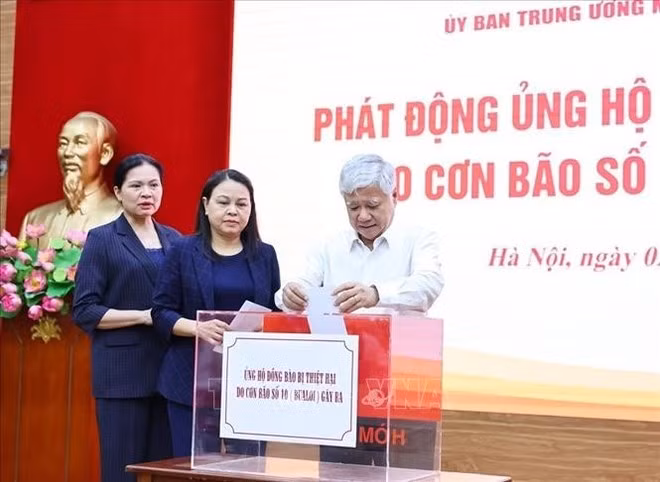 Represesentatives from units, businesses, organisations offer donations (Photo: VNA)
