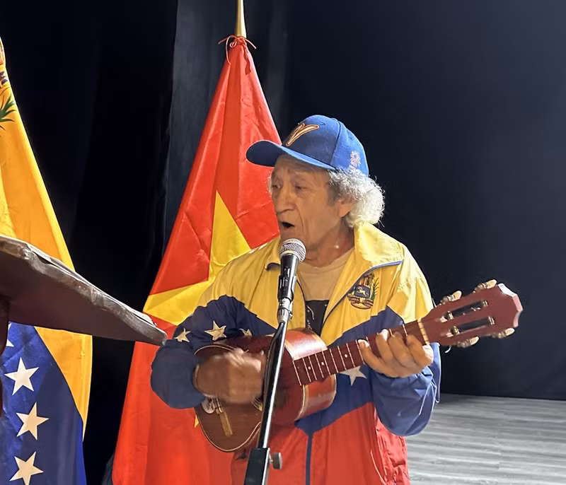 Singer and songwriter Edgar Parra performs songs in praise of President Ho Chi Minh. (Photo: Vietnamese Embassy in Venezuela)