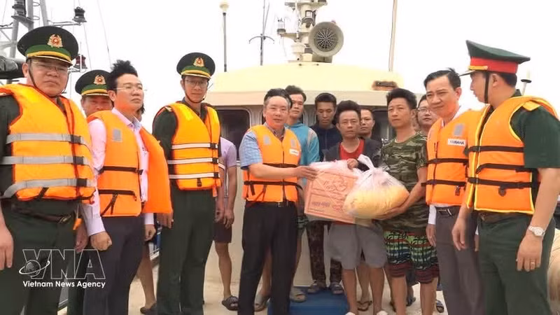 Vice Chairman of the Hai Phong People’s Committee Tran Van Quan presents gifts to foreign fishermen in distress whose vessels are anchored at the Bach Long Vi harbour shelter. (Photo: VNA)
