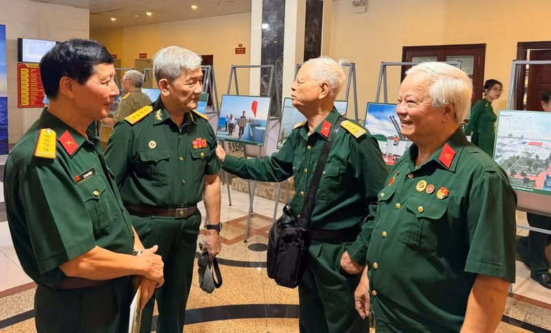 Veterans reminisce about the seas and islands and their comradeship. (Photo: HA NAM)