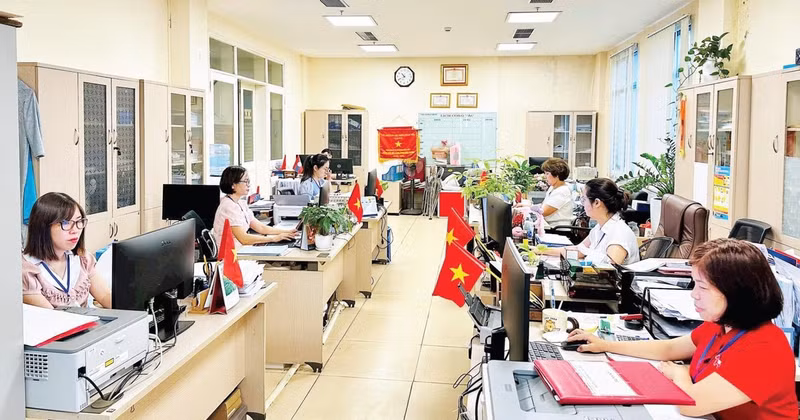 For officials and officers working at the grassroots level, every adjustment to the salary policy serves as meaningful encouragement, helping them feel more secure in both their work and daily lives. (Photo: HT)