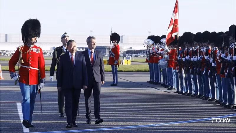 General Secretary and President To Lam and King Frederik X review the guard of honour. (Photo: VNA)