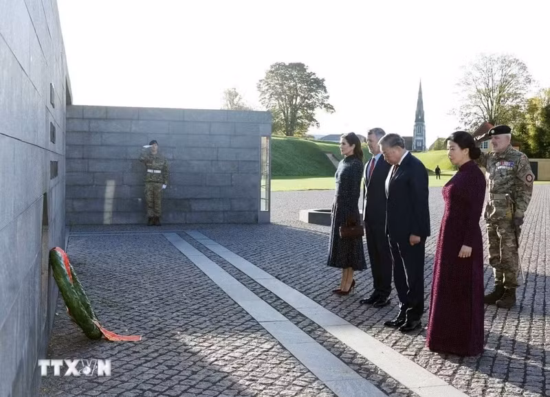 General Secretary of the Communist Party of Viet Nam Central Committee and President To Lam (second, right) and his spouse Ngo Phuong Ly, together with King Frederik X (second, left) and Queen Mary of Denmark, lay a wreath at the Monument for Denmark's International Effort Since 1948 (Danish Heroes' Memorial) in the Kastellet fortress in Copenhagen on October 19 morning (local time). (Photo: VNA)