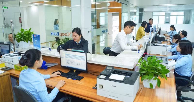 Customer transactions at Co-opBank Ninh Binh. (Photo: HONG ANH)