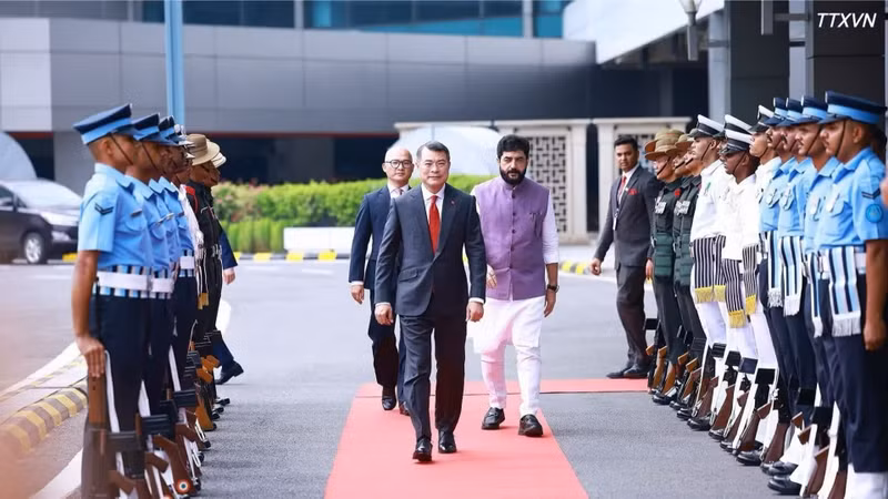Prime Minister Le Minh Hung arrives at Indira Gandhi International Airport in New Delhi on the morning of September 12 (Photo: VNA)
