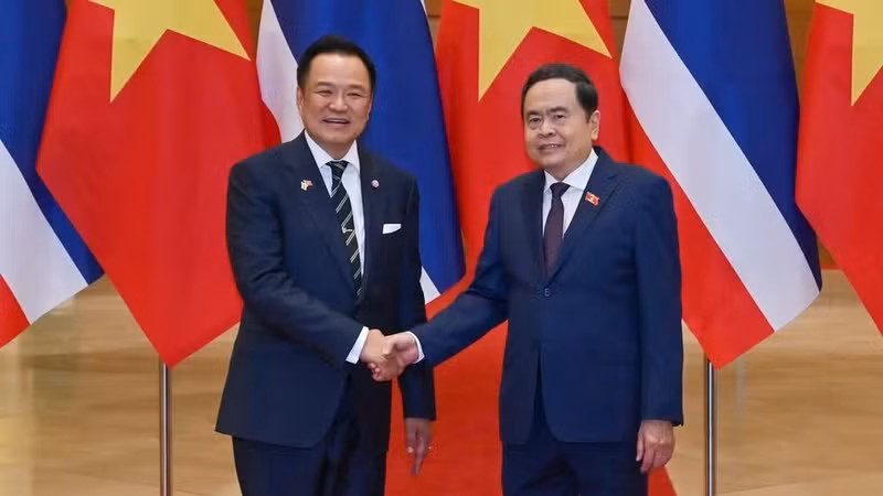 National Assembly Chairman Tran Thanh Man (R) and Thai Prime Minister Anutin Charnvirakul. (Photo: NDO)