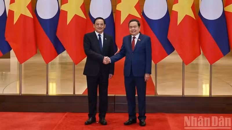 NA Chairman Tran Thanh Man (R) and Lao Prime Minister Sonexay Siphandone (Photo: NDO)
