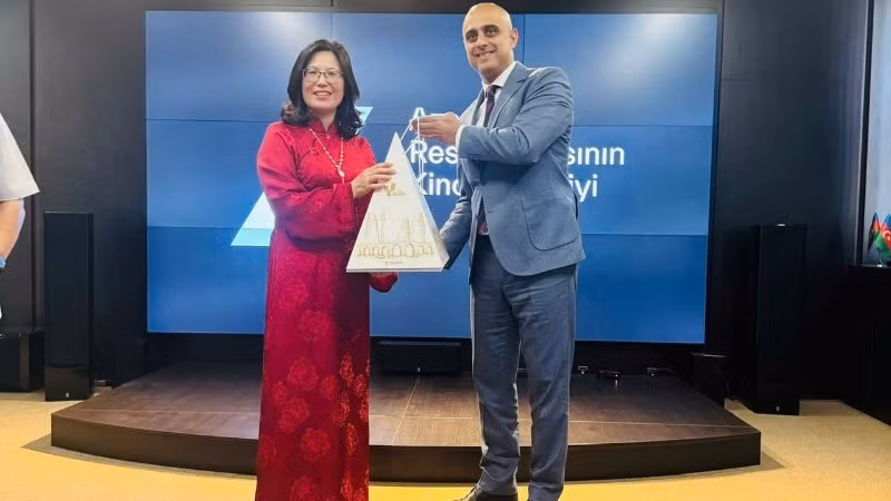 Rashad Azizov, Director General of the Azerbaijan Cinema Agency, presents a souvenir to the delegation from the Viet Nam Film Institute.
