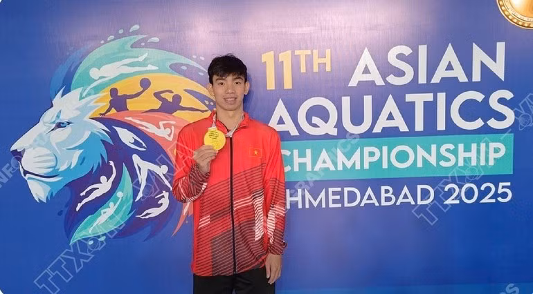 Huy Hoang with his gold medal for men’s 1,500m freestyle event at the Asian Championships. (Photo: VNA)