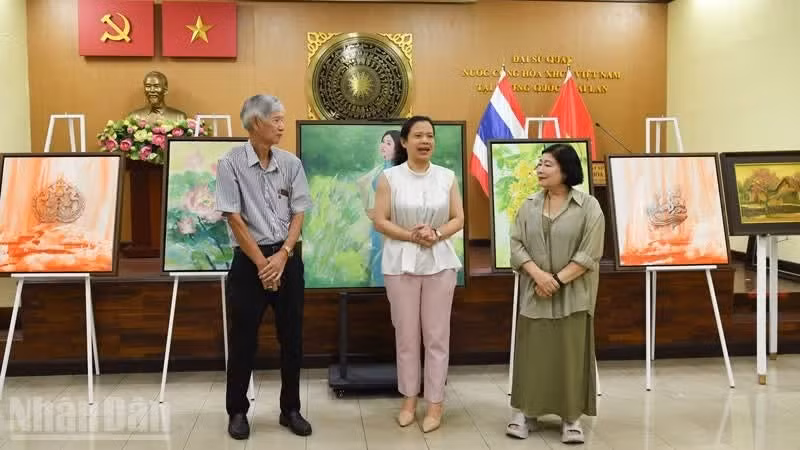 Vietnamese and Thai artists exchange at the event. (Photo: NDO)