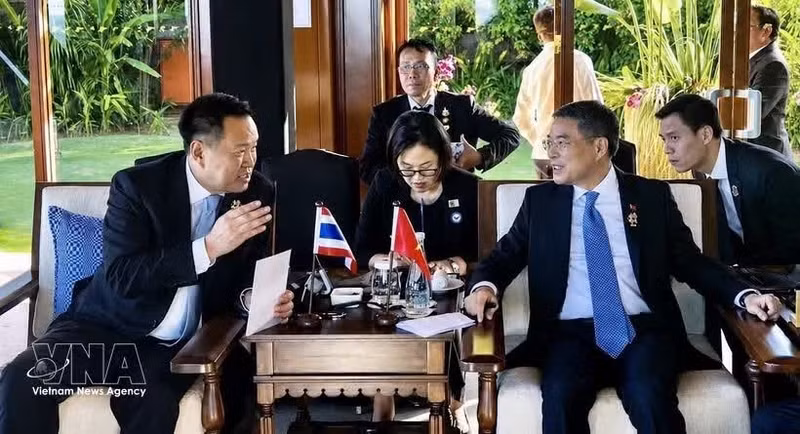 Vietnamese Prime Minister Le Minh Hung (R) meets with Thai Prime Minister Anutin Charnvirakul on May 8 as part of his trip to attend the 48th ASEAN Summit in Cebu, the Philippines. (Photo: VNA)