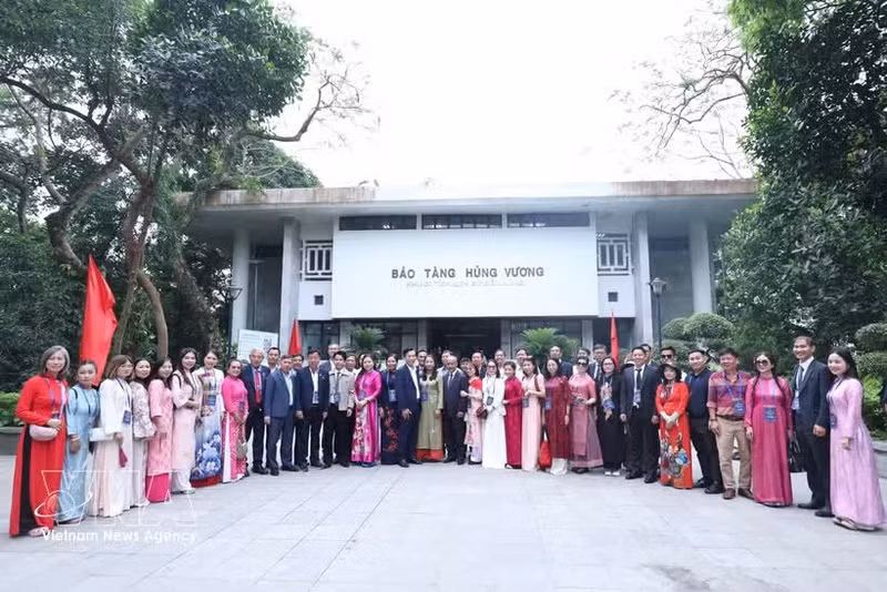 A delegation of 60 outstanding overseas Vietnamese from 20 countries and territories offer incense in tribute to the Hung Kings. (Photo: VNA)