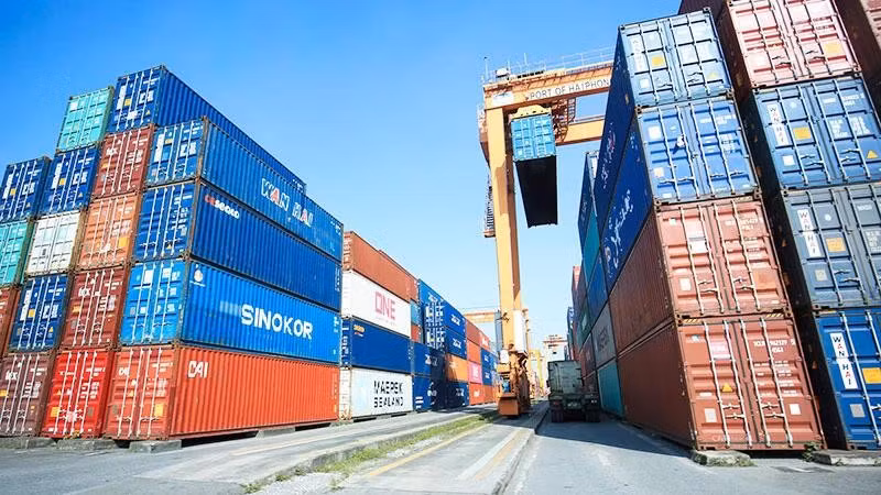 Loading and unloading goods at Hai Phong Port. (Photo: Duy Dang)