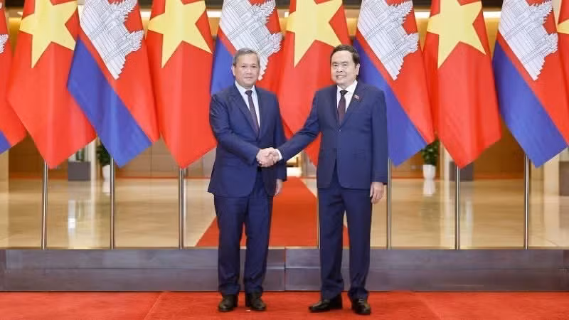 NA Chairman Tran Thanh Man (R) and Cambodian Prime Minister Hun Manet (Photo: VNA)