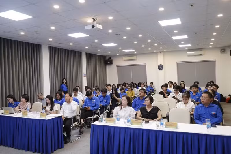 An overview of the launching ceremony with a large number of delegates and guests. (Photo: Phuong Uyen)
