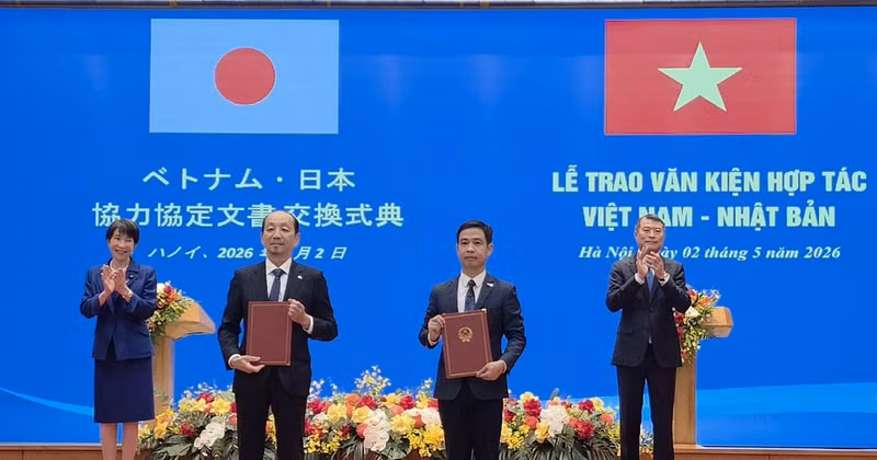 Dr Le Xuan Huy, Deputy Director General of the VNSC, and Yasuo Ishii, Senior Vice President of JAXA, exchange the cooperation agreement. (Photo: VNSC)
