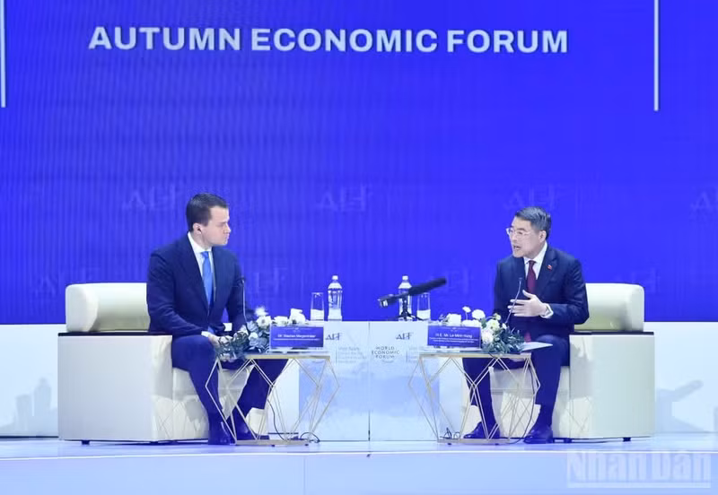 Prime Minister Le Minh Hung holds a dialogue with World Economic Forum (WEF) Managing Director Stephan Mergenthaler in Ho Chi Minh City on October 28. (Photo: NDO)