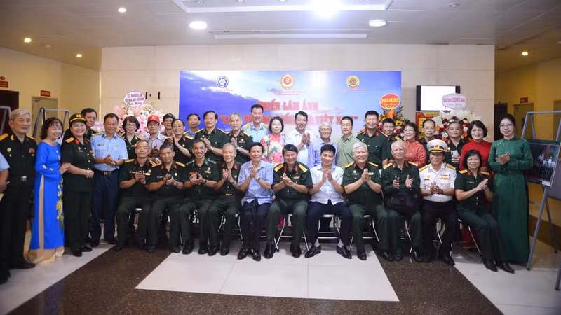 Participants pose for a commemorative photo at the exhibition. (Photo: HOANG LINH)