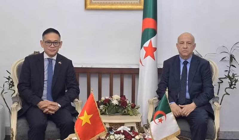 FLN Secretary-General Abdelkrim Benmbarek (right) and Ambassador Tran Quoc Khanh at the working session on July 13 (Photo: VNA)