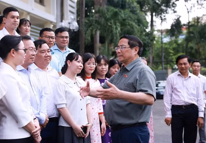 Prime Minister Pham Minh Chinh assigns tasks to officials and public employees at the Public Administrative Service Centre of Ninh Kieu ward. (Photo: VNA)