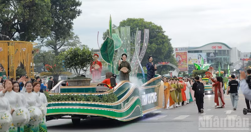 The parade brings a festive atmosphere to the streets of Thai Nguyen.