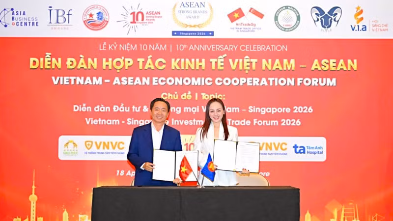 Tran Van Chin, Chairman of Arobid, and Dang Thi Minh Anh, Chairwoman of IBF Viet Nam Singapore, exchanged the MoU.