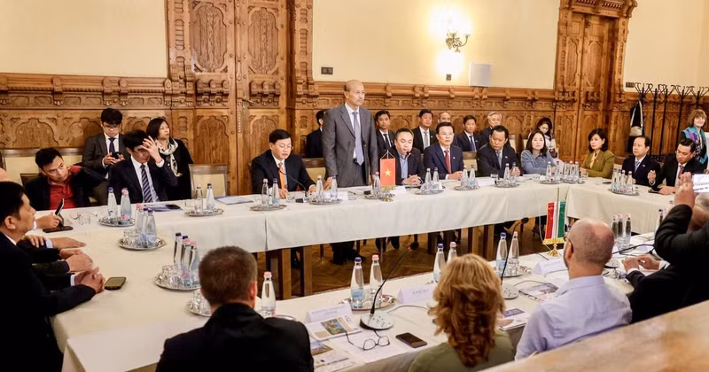 Delegations from the provinces of Tay Ninh and Thanh Hoa meet with the authorities of Kaposvár. (Photo courtesy of the Vietnamese Embassy in Hungary)