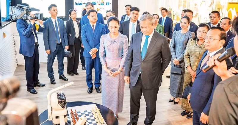 Cambodian Prime Minister Hun Manet visits the Viet Nam National Innovation Centre. (Photo: Ministry of Foreign Affairs and International Cooperation of Cambodia)