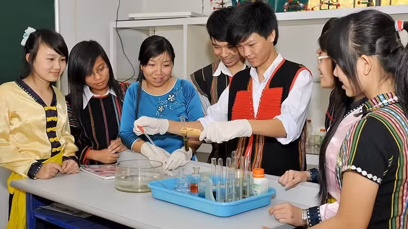 Viet Nam consistently guarantees the right to education for all citizens. (In photo: a practical chemistry lesson for students at N’Trang Long Ethnic Minority Boarding High School in Dak Lak Province/Credit: THU CUC)