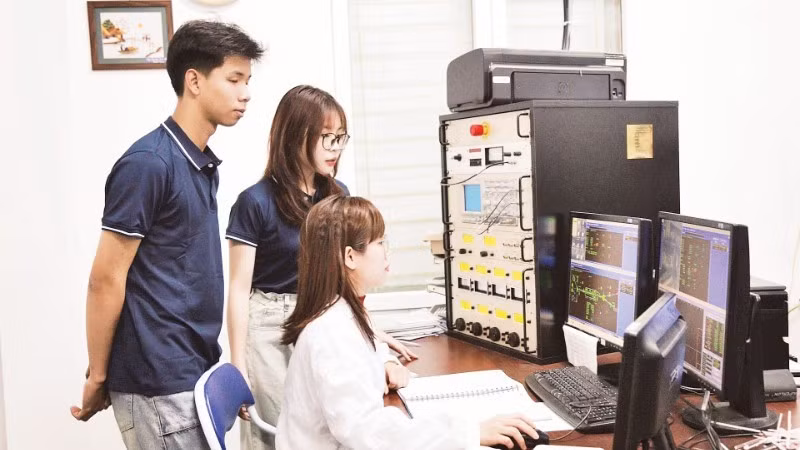 Students join research and experimental activities at the Nano and Energy Centre under the Faculty of Physics at the University of Science, under the Viet Nam National University, Ha Noi. (Photo: DO NGOC)