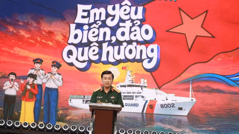 Senior Lieutenant General Do Xuan Tung, Deputy Director of the General Department of Politics of the Viet Nam People’s Army, speaks at the gala. (Photo: DUC TINH)