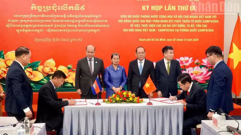 The two delegations' leaders sign a memorandum of understanding during the talks. (Photo: NDO)