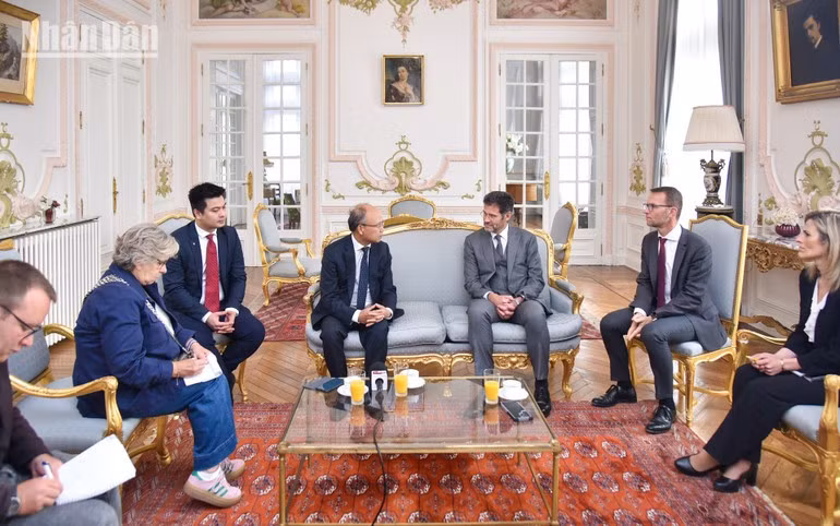 Ambassador Dinh Toan Thang highlights strategic cooperation potential between Viet Nam and France during his meeting with the Prefect of Meuse Province. (Photo: Khai Hoan)