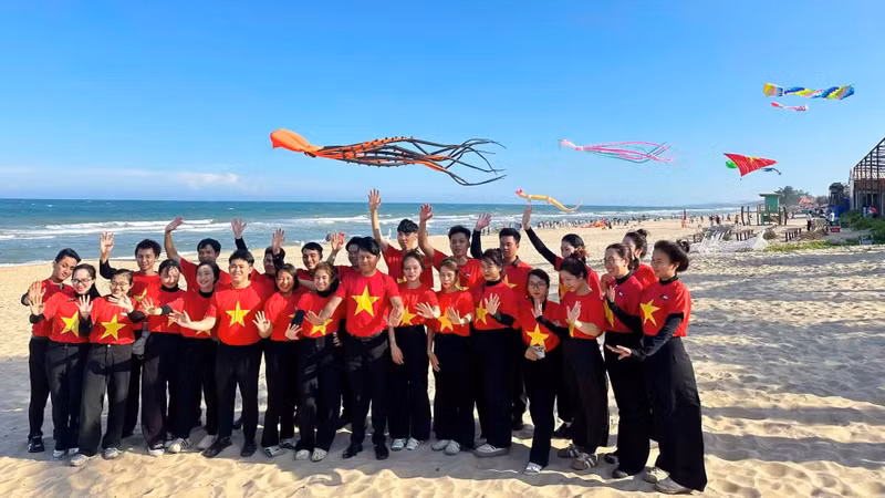 Tourists take photos at Tien Thanh Beach.