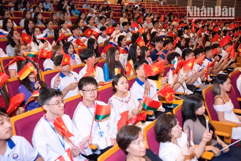 Over 100 young overseas Vietnamese people and students from 32 countries and territories abroad participate in the Viet Nam Summer Camp 2026. (Photo: MINH DUY)