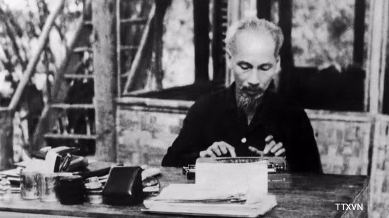 President Ho Chi Minh works in Viet Bac during the resistance war against French colonialism. (Photo: VNA)